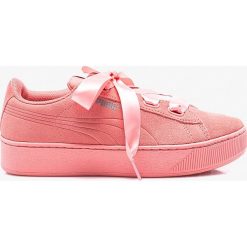 Puma - Buty Vikky Platform Ribbon. Czerwone obuwie sportowe damskie Puma, bez wzorów, z gumy, z okrągłym noskiem, bez zapięcia. W wyprzedaży za 159.90 zł.
