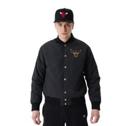 Kurtka męska New Era NBA Script BP Bomber Chicago Bulls. Czarne kurtki męskie New Era, m, bez wzorów, bez kaptura. Za 389.99 zł.