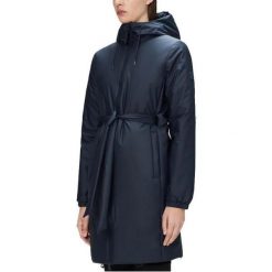 Kurtka RAINS LOHJA LONG INSULATED CURVE J Niebieski. Niebieskie kurtki męskie Rains, bez wzorów, z tkaniny, bez kaptura. Za 1,205.16 zł.