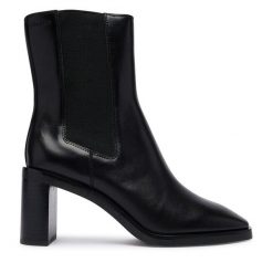Botki Calvin Klein. Czarne botki damskie Calvin Klein, bez wzorów, bez obcasa, na słupku, bez zapięcia. Za 799.99 zł.