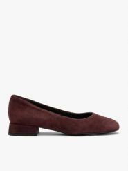 Bordowe welurowe czółenka. Czerwone czółenka damskie Brawo sp. z o.o., na jesień, z aplikacjami, ze skóry, eleganckie, bez obcasa, na obcasie, bez zapięcia. Za 349.99 zł.
