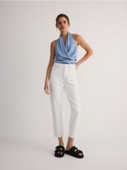 Jeansy mom fit - biały. Białe jeansy damskie Reserved, bez wzorów, z bawełny. W wyprzedaży za 79.99 zł.