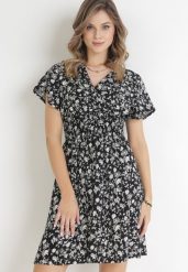 Czarna Kwiecista Sukienka Mini z Wiskozy z Marszczoną Gumką w Pasie Catela. Czarne sukienki damskie Born2be, na wiosnę, l, bez wzorów, z wiskozy, bez kołnierzyka, bez ramiączek, mini, kopertowe. Za 49.99 zł.