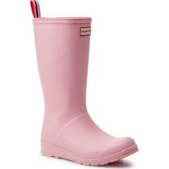 Kalosze HUNTER - Original Play Boot Tall WFT2007RMA Candy Floss. Czerwone kalosze damskie Hunter, bez wzorów, z kauczuku, bez zapięcia. W wyprzedaży za 299.00 zł.