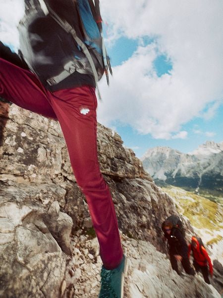 4F Spodnie softshellowe membrana 8000 damskie - czerwone XS. Czerwone spodnie sportowe damskie 4F, bez wzorów, z softshellu, trekkingowe, primaloft. W wyprzedaży za 279.99 zł.