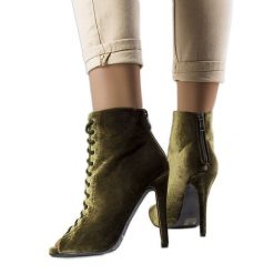 Zielone eleganckie szpilki z cholewką Amora. Zielone botki damskie bez wzorów, eleganckie, z otwartym noskiem, za kostkę, bez obcasa, na szpilce, bez zapięcia. Za 73.01 zł.