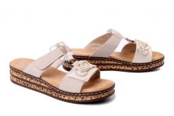 RIEKER 62936-60 beige, klapki damskie. Brązowe klapki damskie Rieker, na lato, bez wzorów, bez obcasa, na koturnie, bez zapięcia. Za 299.90 zł.