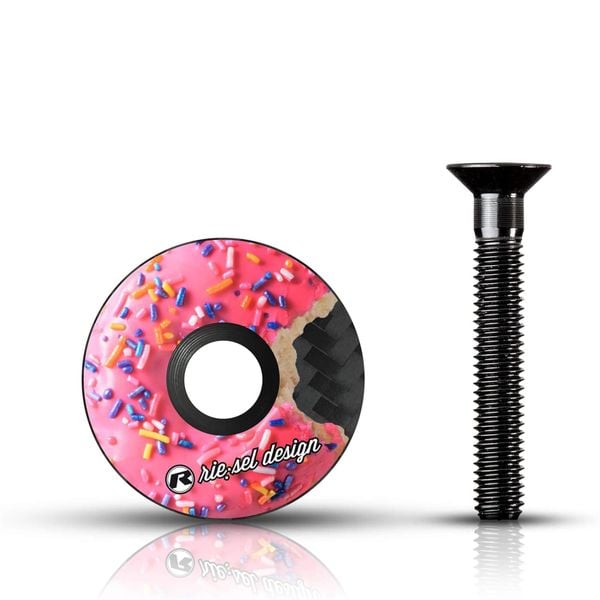 Czapka Riesel Design Top Cap STEM:CAP. Czerwone czapki damskie RIESEL DESIGN, bez wzorów, z materiału. Za 147.00 zł.