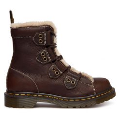 Trzewiki Dr. Martens. Brązowe botki damskie Dr. Martens, bez wzorów, bez obcasa, na płaskiej podeszwie, bez zapięcia. Za 839.99 zł.