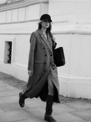 Długi dwurzędowy płaszcz - ciemnoszary. Szare płaszcze damskie Reserved, l, bez wzorów, z tkaniny, bez kołnierzyka, bez kaptura. W wyprzedaży za 199.99 zł.