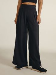 4F Spodnie z szerokimi nogawkami damskie 4F x Anna Lewandowska - czarne XL. Czarne spodnie dresowe damskie 4F, bez wzorów, z dresówki, sportowe, z podwyższonym stanem, do biegania. Za 189.99 zł.