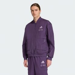 Kurtka typu bomber Mercedes-AMG Petronas Formula One Team Premium Woven. Fioletowe kurtki męskie Adidas, bez wzorów, klasyczne, bez kaptura. W wyprzedaży za 396.75 zł.