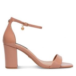 Sandały Nine West. Czerwone sandały damskie Nine West, bez wzorów, bez obcasa, na słupku, bez zapięcia. Za 137.99 zł.