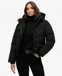 Superdry Kurtka Bomber Everest – Slim, DWR, ocieplenie z recyclingu. Czarne kurtki męskie Superdry, z aplikacjami, z materiału, eleganckie, z kapturem. Za 616.00 zł.