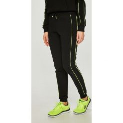 Tally Weijl - Spodnie. Czarne spodnie materiałowe damskie TALLY WEIJL, bez wzorów, z bawełny, casualowe. W wyprzedaży za 49.90 zł.