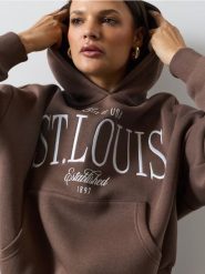 Dresowa bluza hoodie loose fit z napisem - brązowy. Brązowe bluzy damskie Sinsay, l, bez wzorów, z dresówki, sportowe, bez ramiączek, bez kaptura. Za 39.99 zł.