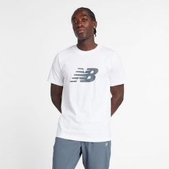 Koszulka męska New Balance MT43906WT – biała. Białe koszulki sportowe męskie New Balance, m, bez wzorów, z materiału, bez ramiączek. Za 79.99 zł.