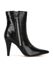 Nine West Botki BYCCC04 Czarny. Czarne botki damskie Nine West, bez wzorów, z materiału, bez obcasa, na słupku, bez zapięcia. Za 299.99 zł.