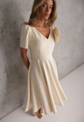 Beżowa Sukienka o Rozkloszowanym Kroju z Odpinaną Kwiatową Aplikacją Anastosa. Brązowe sukienki damskie Renee, na imprezę, l, z aplikacjami, eleganckie, bez kołnierzyka, bez ramiączek, midi, kopertowe. Za 249.99 zł.