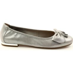 Szare Caprice balerinki buty damskie 22111 srebrne. Szare balerinki damskie Caprice, bez wzorów, ze skóry, biznesowe, z okrągłym noskiem, bez obcasa, bez zapięcia. W wyprzedaży za 229.00 zł.