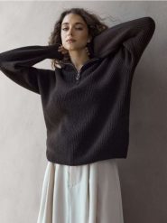 Prążkowany sweter ze stójką i krótkim zamkiem - dark grey jeans. Szare swetry nierozpinane damskie Sinsay, l, bez wzorów, z jeansu, bez kołnierzyka, bez ramiączek. Za 59.99 zł.