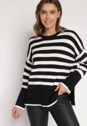 Czarno-Biały Sweter o Kroju Oversize z Motywem Pasków Irtusa. Czarne swetry nierozpinane damskie Born2be, bez wzorów, z jeansu, bez kołnierzyka, bez ramiączek. Za 79.99 zł.