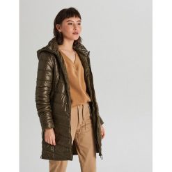 Pikowany płaszcz - Khaki. Brązowe płaszcze damskie Cropp, l, bez wzorów, bez kołnierzyka, bez kaptura. Za 159.99 zł.