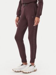 Guess Spodnie dresowe V2YB18 K7UW2 Brązowy ciemny Regular Fit. Brązowe spodnie dresowe damskie Guess, z aplikacjami, z dresówki. Za 364.99 zł.