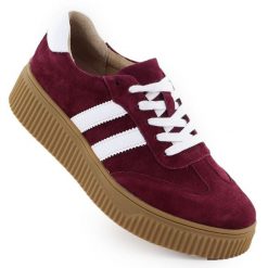 Skórzane półbuty damskie zamszowe na platformie bordowe Filippo DP6776. Czerwone półbuty damskie Filippo, bez wzorów, ze skóry, sportowe, bez obcasa, na platformie, bez zapięcia. Za 140.00 zł.