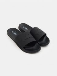 Klapki Batman - czarny. Czarne klapki męskie Sinsay, bez wzorów, bez zapięcia. Za 39.99 zł.