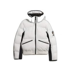 Damska kurtka z kapturem Superdry. Białe kurtki sportowe damskie Superdry, na zimę, bez wzorów, z puchu, bez ramiączek, z kapturem, narciarskie. W wyprzedaży za 977.70 zł.