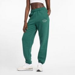 Spodnie damskie New Balance WP43500NWG – zielone. Zielone spodnie dresowe damskie New Balance, z aplikacjami, z bawełny, klasyczne, z podwyższonym stanem. Za 299.99 zł.