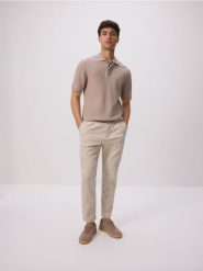 Strukturalny sweter polo - beżowy. Brązowe swetry męskie Reserved, l, bez wzorów, z bawełny, bez kołnierzyka, bez ramiączek. W wyprzedaży za 79.99 zł.