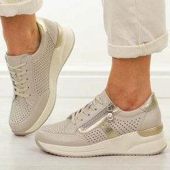 Beżowe skórzane ażurowe półbuty damskie Vinceza 95403. Brązowe półbuty damskie VINCEZA, na lato, w ażurowe wzory, z jeansu, biznesowe, z okrągłym noskiem, bez obcasa, na koturnie, bez zapięcia. W wyprzedaży za 215.10 zł.