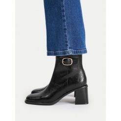 Botki JENNY. Czarne botki damskie Jenny, bez wzorów, bez obcasa, na słupku, bez zapięcia. Za 189.99 zł.