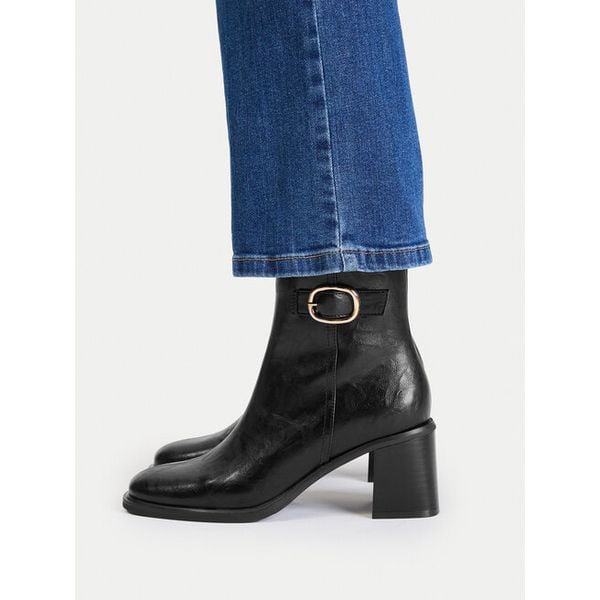 Botki JENNY. Czarne botki damskie Jenny, bez wzorów, bez obcasa, na słupku, bez zapięcia. Za 189.99 zł.
