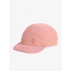Czapka z daszkiem damska Fjallraven Abisko Trekking Cap. Czerwone czapki damskie Fjällräven, bez wzorów, sportowe. Za 135.99 zł.