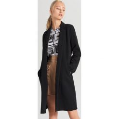 Płaszcz o prostym kroju - Czarny. Czarne płaszcze damskie Cropp, l, bez wzorów, bez kołnierzyka, bez kaptura. Za 139.99 zł.