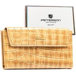 Portfel damski ze skóry ekologicznej w beżowym kolorze z tłoczeniem na wzór skóry krokodyla - Peterson. Brązowe portfele damskie Peterson, ze skóry ekologicznej. Za 94.99 zł.