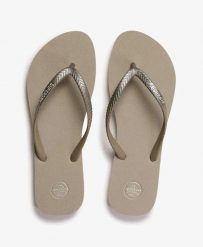 Superdry Klapki Core Metallic z gumowym paskiem i podeszwą z recyklingowanej. Brązowe klapki damskie Superdry, bez wzorów, z gumy, bez zapięcia. Za 78.00 zł.