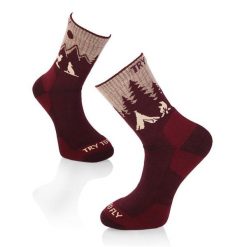 Skarpety turystyczne z wełny merynosów z motywem wilka wiśniowego. Czerwone skarpetki damskie TRY TO FLY, bez wzorów, z wełny. W wyprzedaży za 83.53 zł.