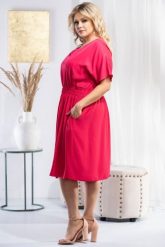 Sukienka wizytowa z kieszeniami marszczona w talli EMILY amarantowa. Czerwone sukienki damskie KARKO, na co dzień, na lato, plus size, bez wzorów, z elastanu, wizytowe, bez kołnierzyka, plus size, bez ramiączek, midi, proste. Za 399.50 zł.