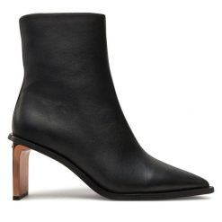 Botki Calvin Klein. Czarne botki damskie Calvin Klein, bez wzorów, bez obcasa, na słupku, bez zapięcia. Za 929.99 zł.