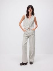 Jeansy wide leg w paski - biały. Białe jeansy damskie Reserved, bez wzorów, z bawełny. W wyprzedaży za 59.99 zł.