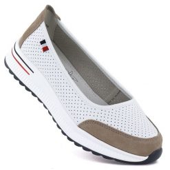 Skórzane baleriny na grubej podeszwie ażurowe białe Jezzi 7815. Białe balerinki damskie Jezzi, w ażurowe wzory, ze skóry, bez obcasa, bez zapięcia. Za 169.99 zł.