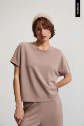 Bluza z krótkimi rękawami beżowa. Brązowe bluzy damskie MOODO, l, bez wzorów, z elastanu, bez ramiączek, bez kaptura. Za 89.99 zł.