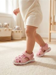 Sandały na rzepy - różowy. Czerwone sandały męskie Sinsay, bez wzorów, sportowe, bez zapięcia. W wyprzedaży za 37.99 zł.