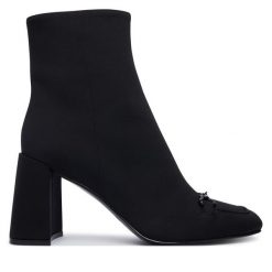 Botki LOVE MOSCHINO. Czarne botki damskie Love Moschino, bez wzorów, bez obcasa, na słupku, bez zapięcia. Za 1,409.00 zł.