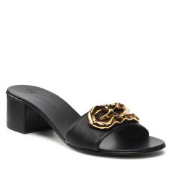 Klapki GIUSEPPE ZANOTTI. Czarne klapki damskie Giuseppe Zanotti, bez wzorów, bez obcasa, bez zapięcia. Za 1,939.00 zł.