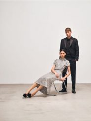 Bawełniana koszula slim fit - czarny. Czarne koszule męskie Reserved, l, bez wzorów, z bawełny, bez kołnierzyka, bez ramiączek. W wyprzedaży za 139.99 zł.